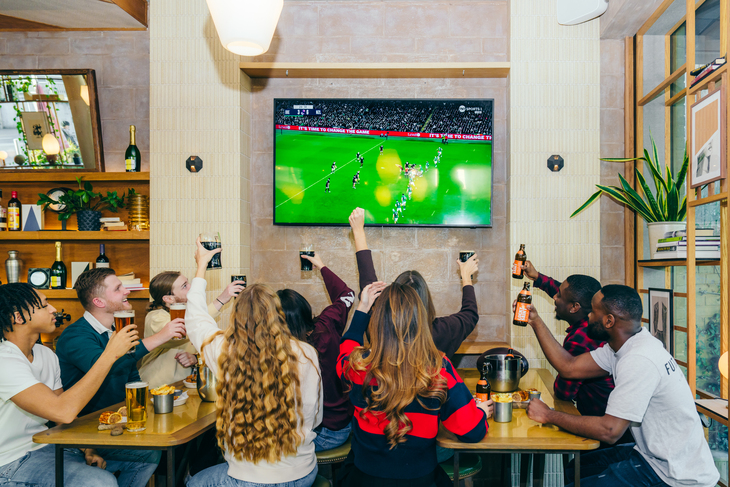 Six Nations: people cheering on the rugby