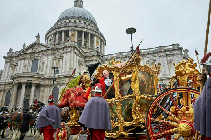 Autumn 2026 events London: the golden state coach passing St Paul's Cathedral during the Lord/Lady Mayor's Show