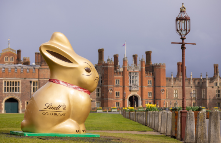 Easter weekend 2026 in London: a giant Lindt gold bunny on the lawn in front of Hampton Court Palace