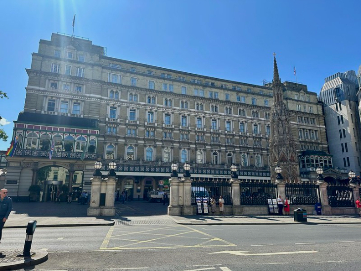 تاريخ محطة Charing Cross: الجزء الخارجي من واجهة محطة Charing Cross