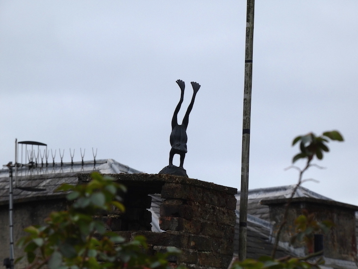 Frog Lane, Tunbridge Wells: a statue of a frog doing a handstand, on top of a wall