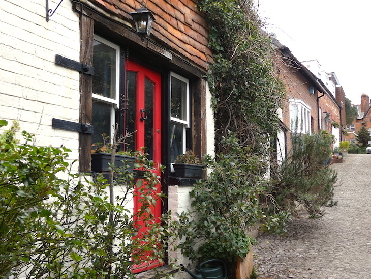 Frog Lane, Tunbridge Wells: a cottage with a red door on a cobbled, hilly street