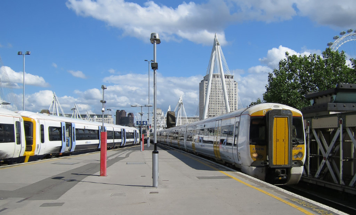 تاريخ محطة Charing Cross: قطاران بجانب الأرصفة في محطة Charing Cross