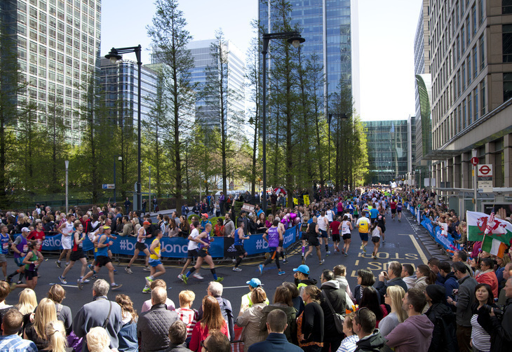 London Marathon 2026: Runners rounding a corner at Canary Wharf during the London Marathon