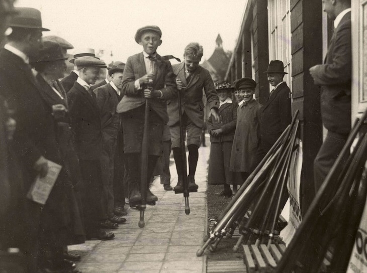 أطفال على عصي البوجو في عام 1921