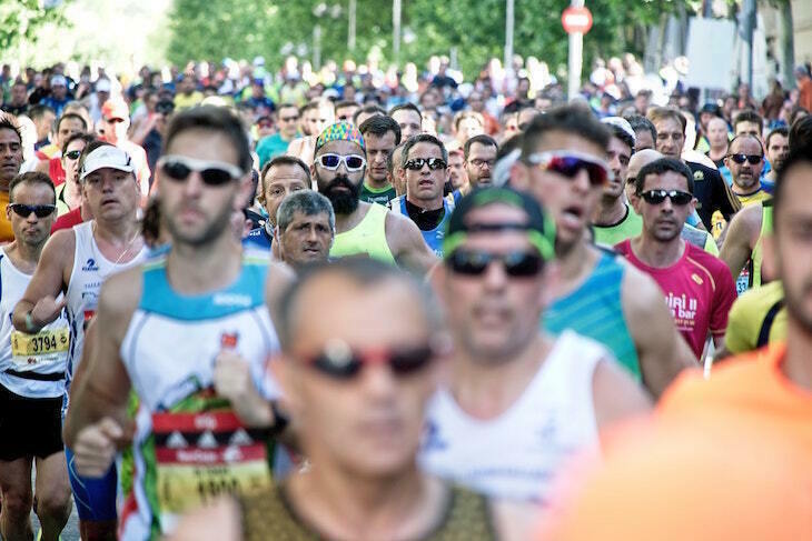 London Marathon 2026: Crowds of people running in a mass-participation marathon