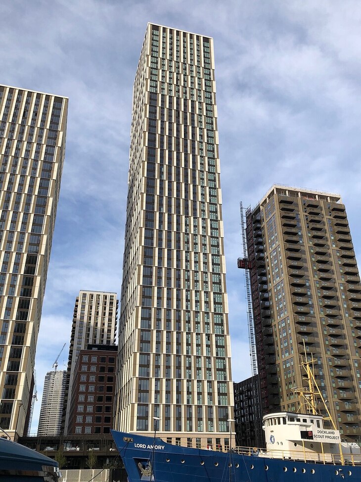 A high rise with unaligned windows