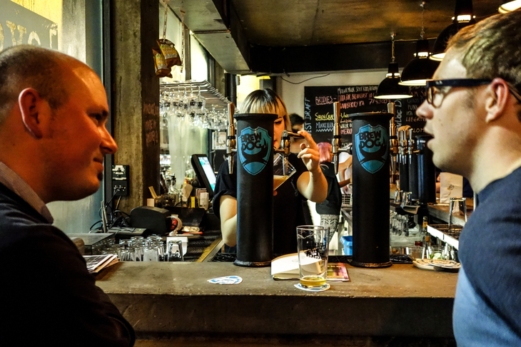 رجلان في حانة BrewDog