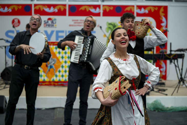 People playing traditional Italian music