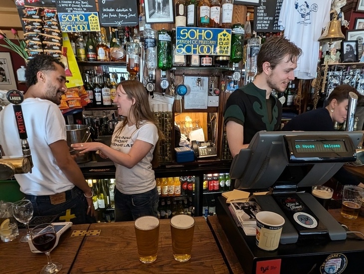 يتم تقديم مكاييل في البيت الفرنسي