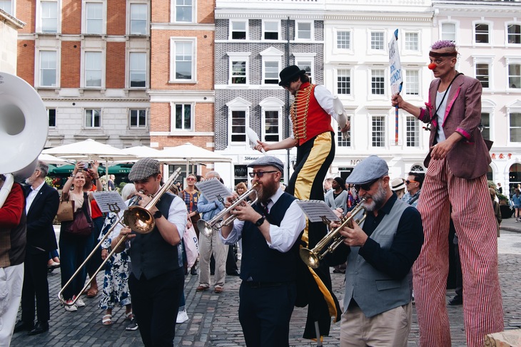 A band and people on stilts