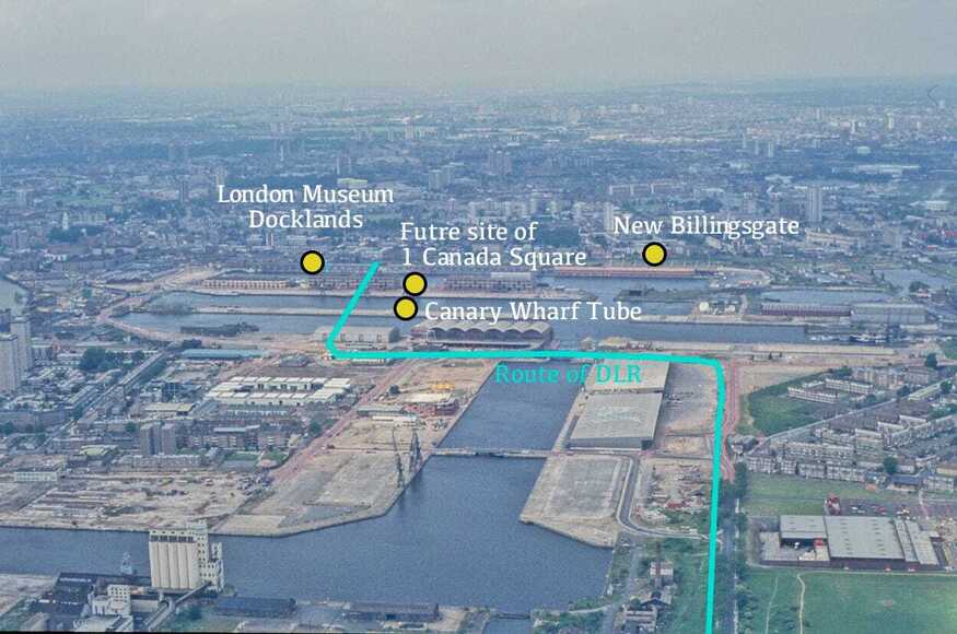 منظر جوي لكناري وارف في الثمانينيات، مع الإشارة إلى المسار المستقبلي لـ DLR
