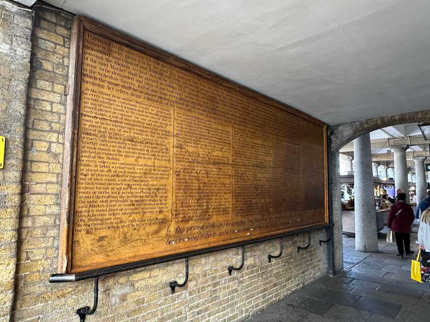 لوحة في كوفنت جاردن توضح معدلات ضرائب السوق والغرامات