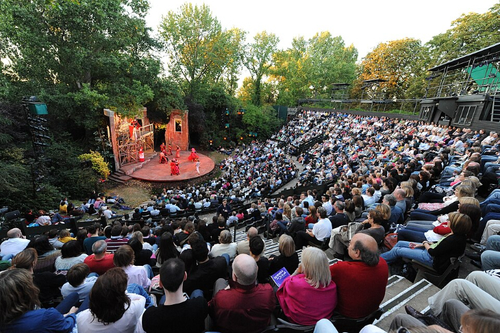 Outdoor things to do in London in summer: A full house at the Regent's Park amphitheatre