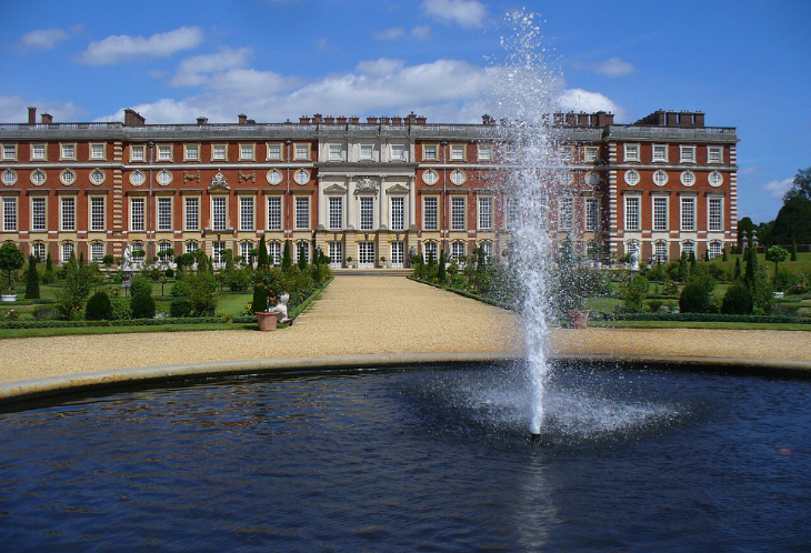 Best things to do in outer London: a fountain in front of Hampton Court Palace