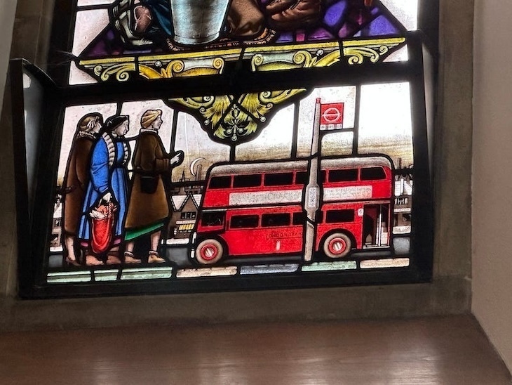 حافلة Routemaster على زجاج الكنيسة الملون