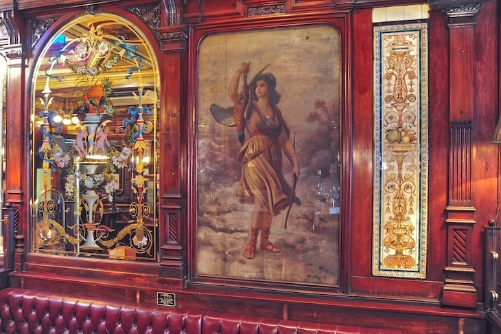 Mirror in the Flying Horse