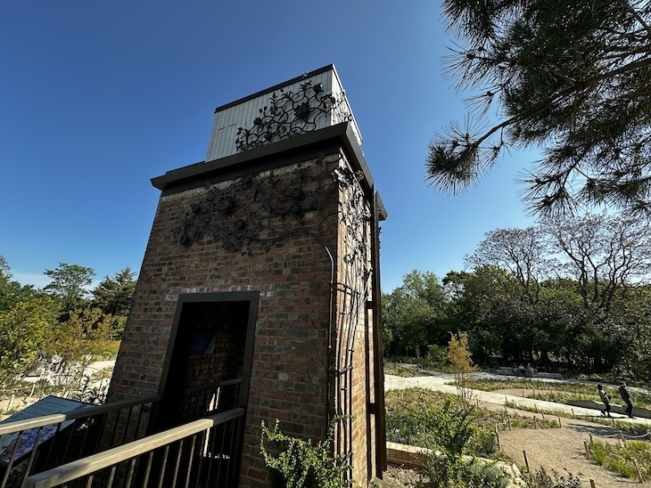 A watertower at QEII gardens, regents park