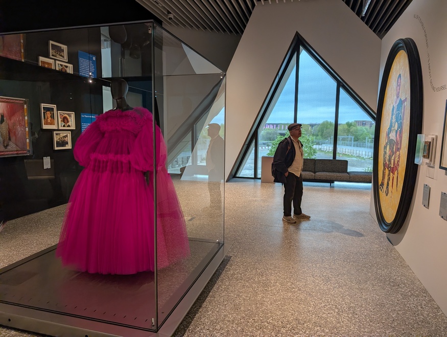 مراجعة: V&A East يأتي إلى ستراتفورد، مما يخلق المزيد من الوقاحة الثقافية مراجعة: V&A East يأتي إلى ستراتفورد، مما يخلق المزيد من الوقاحة الثقافية