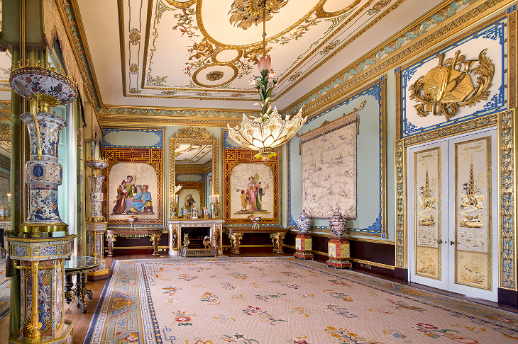 An ornate balcony room