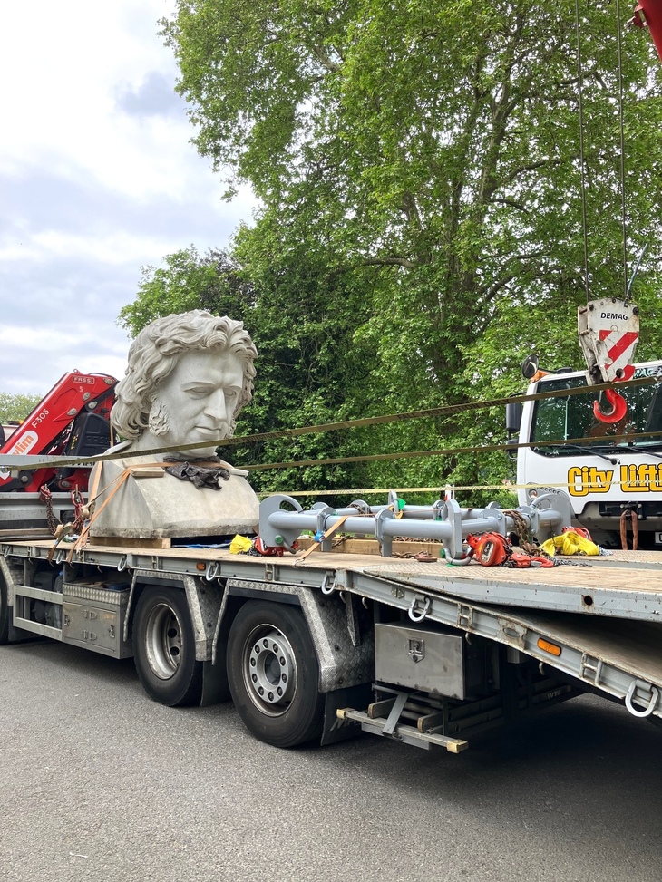 The bust of Joseph Paxton being taken away on a lorry