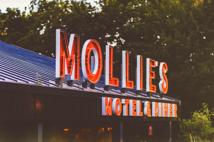 علامة النيون الخارجية لمطعم وموتيل Mollie's Diner