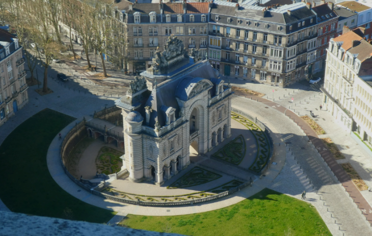 Extreme day trip from London to Lille: looking down onto an Arc de Triomphe style structure