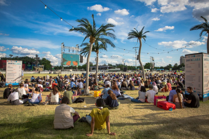 Free Wimbledon 2026 screenings London: people sitting on grass looking towards a large screen