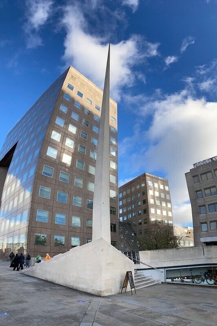 The needle at the southern end of london bridge