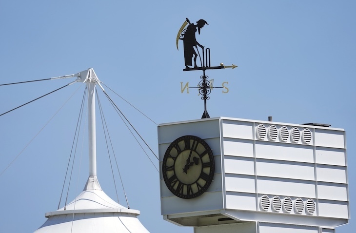 The Father Time Weathervane على قمة ملعب لورد للكريكيت