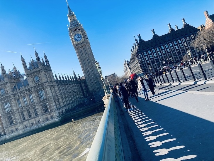 جسر وستمنستر وبيج بن بظلال على شكل قضيب