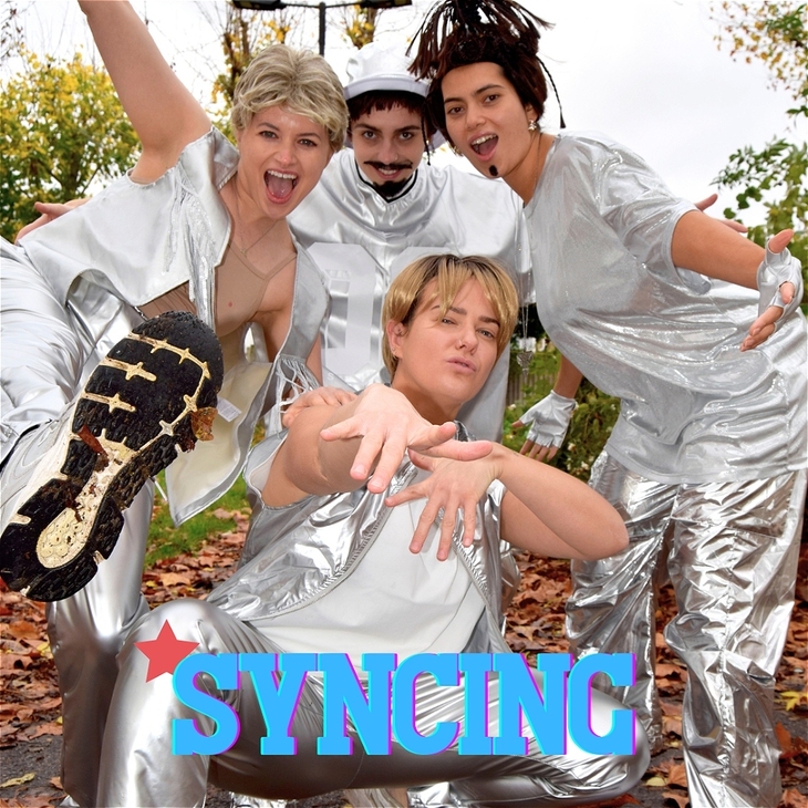 أشخاص يرتدون زي NSYNC