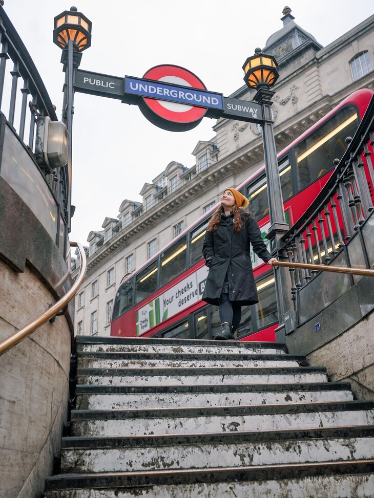 امرأة على قمة درجات محطة Piccadilly Circus Turbe