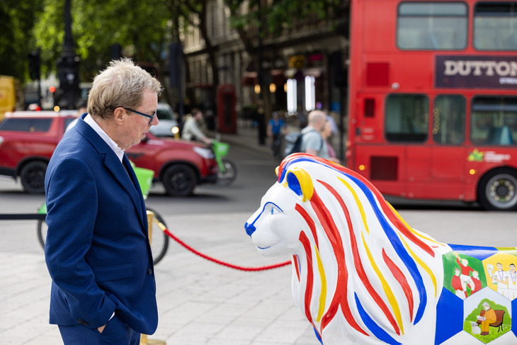 Harry Redknapp studies a lion