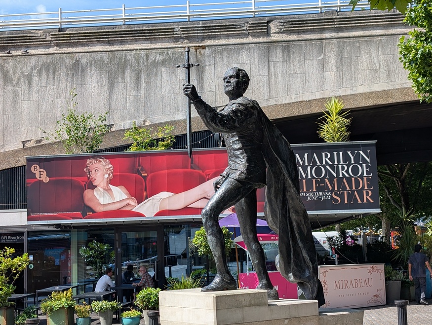 A statue of Larry Olivier