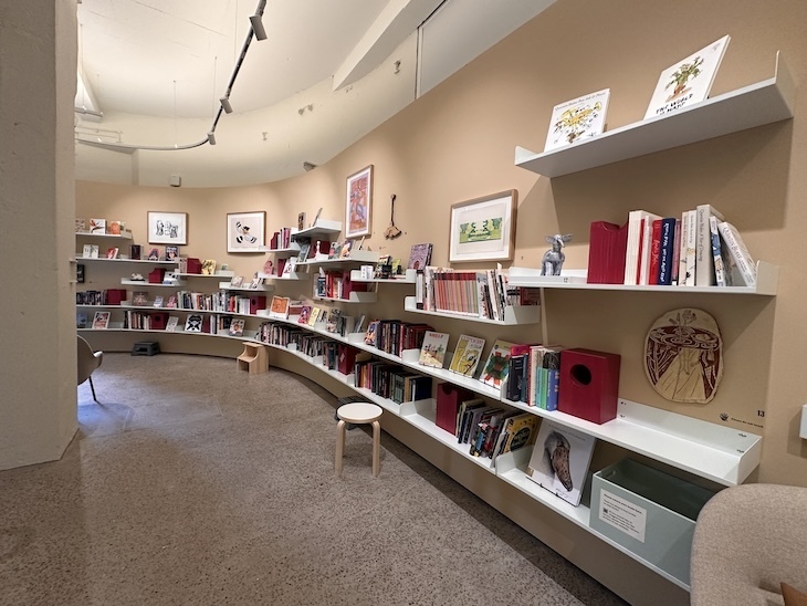 مكتبة في مركز كوينتن بليك للتوضيح