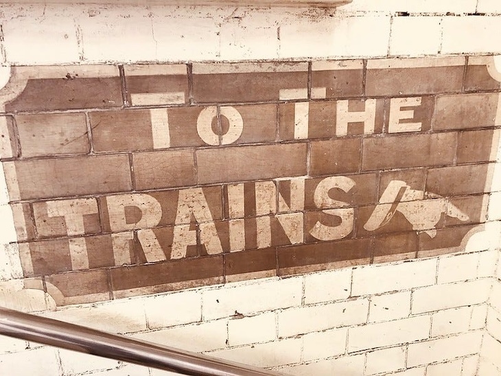 A manicule pointing 'To the Trains'