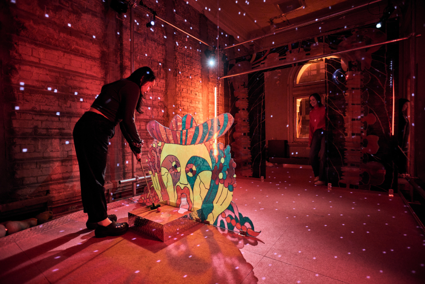 Things to do in London this weekend: a golfer at a mini golf hole shaped like a face