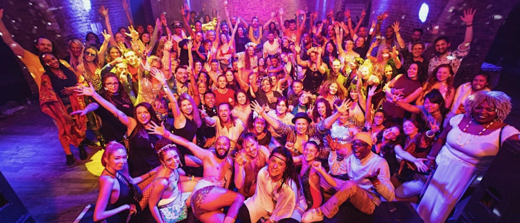 Things to do in London this weekend: a crowd of people posing for a photo at Morning Gloryville