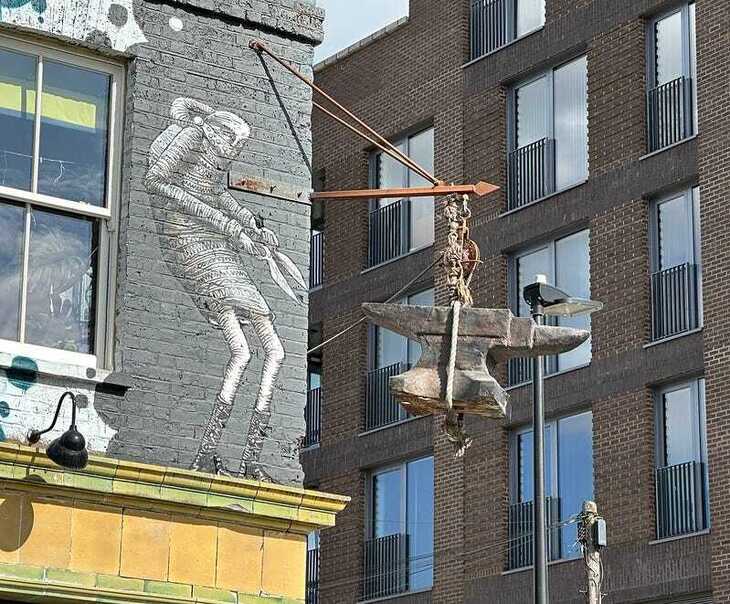 A dangling anvil as a pub sign