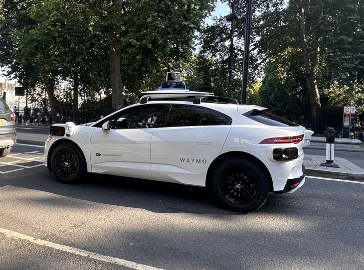 سيارة أجرة آلية من Waymo