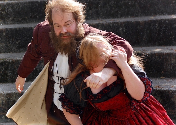 Things to do in London this weekend: a man holding a woman by the neck, both dressed in period costumes, in an open-air theatre production