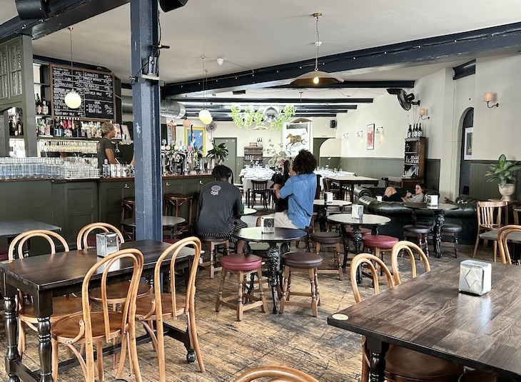 The Golden Tooth Pub on Green Lanes