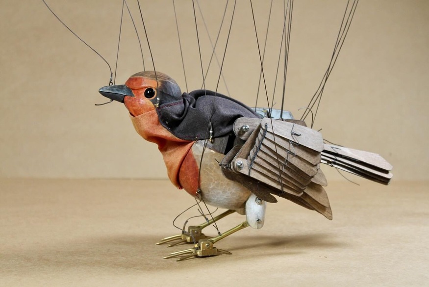 A robin puppet