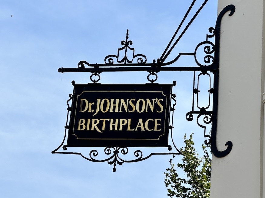 A hanging sign saying Dr Johnson's Birthplace