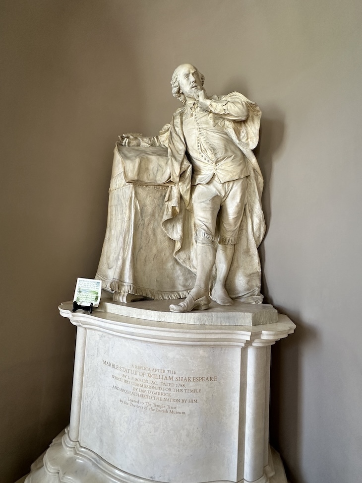 Shakespeare statue in Hampton