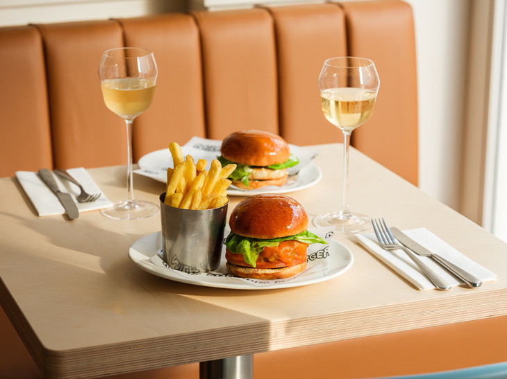Burgers and fizz
